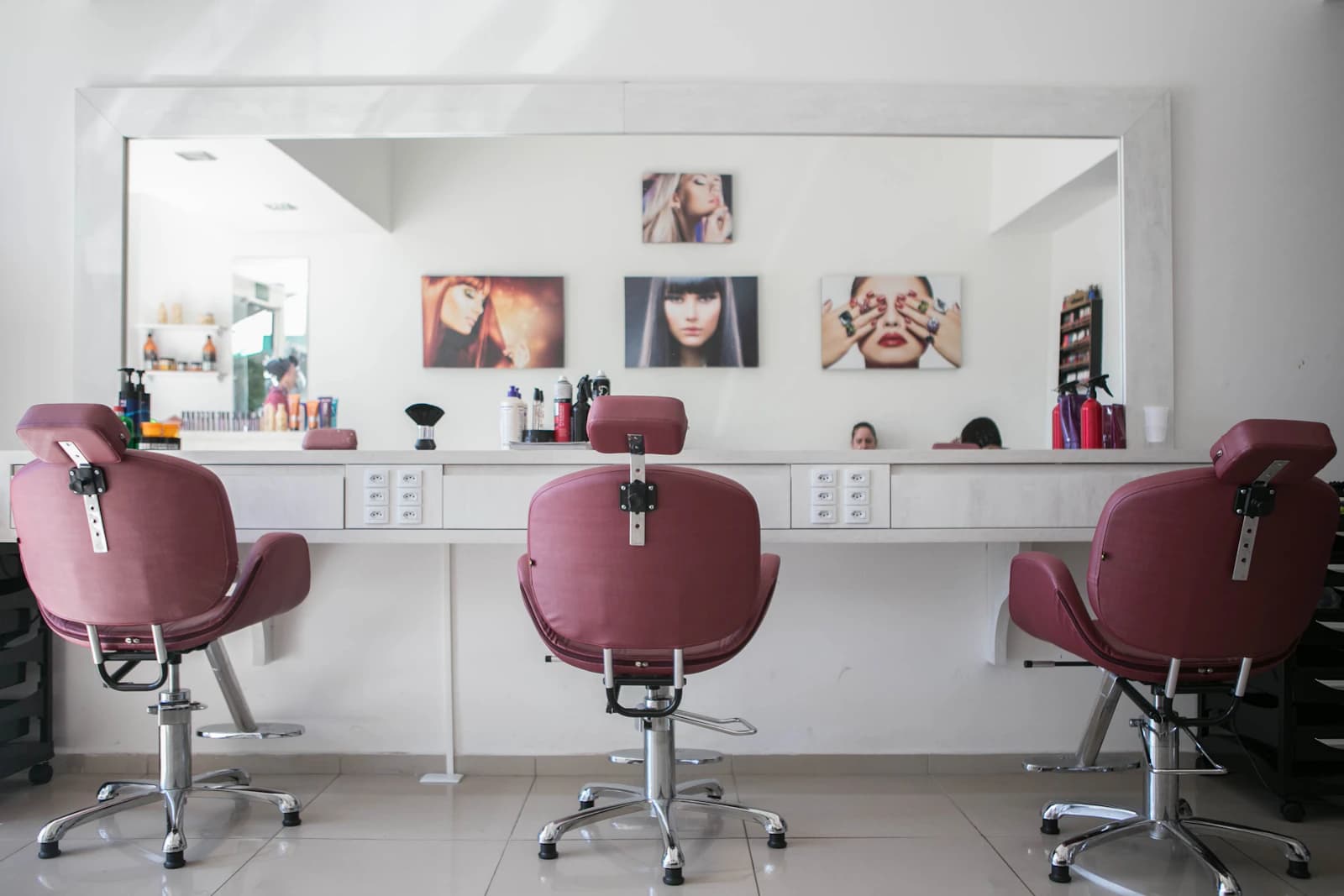 Interior de um salão de beleza com cadeiras e espelhos
